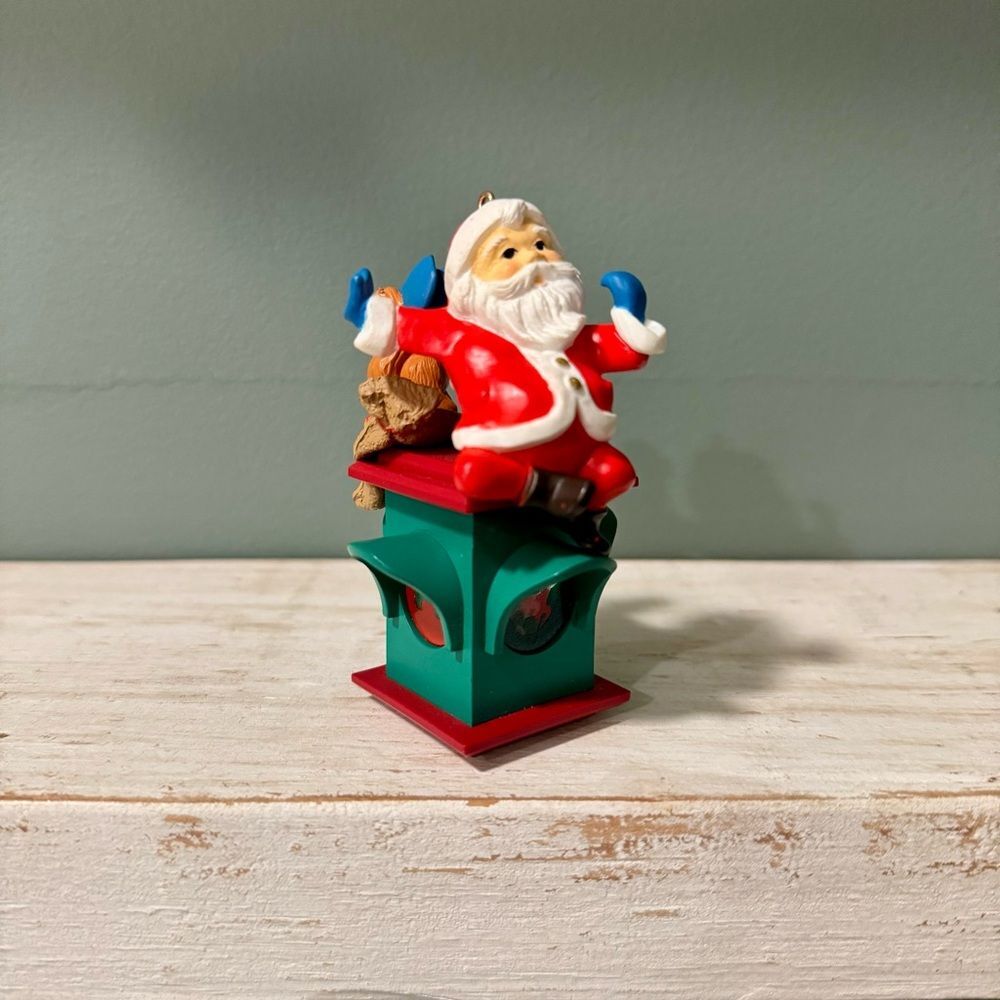 1984 Hallmark City Lights Santa on Traffic Light Vintage Keepsake Ornament